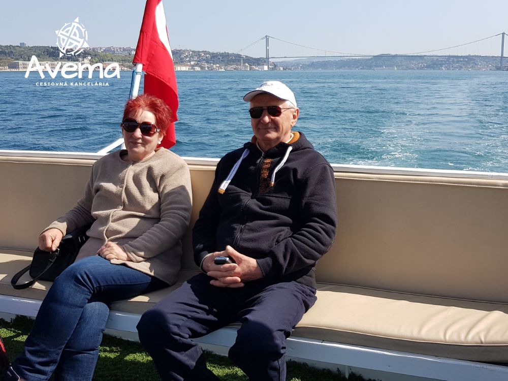 Klienti si uzivaju sukromnu plavbu Bosporom-Istanbul-Turecko2