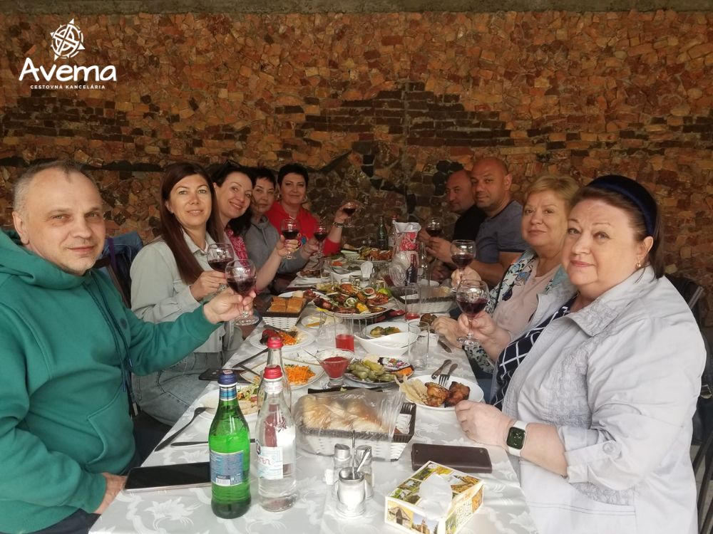 Skupina na tradičnom obede v Arménsku